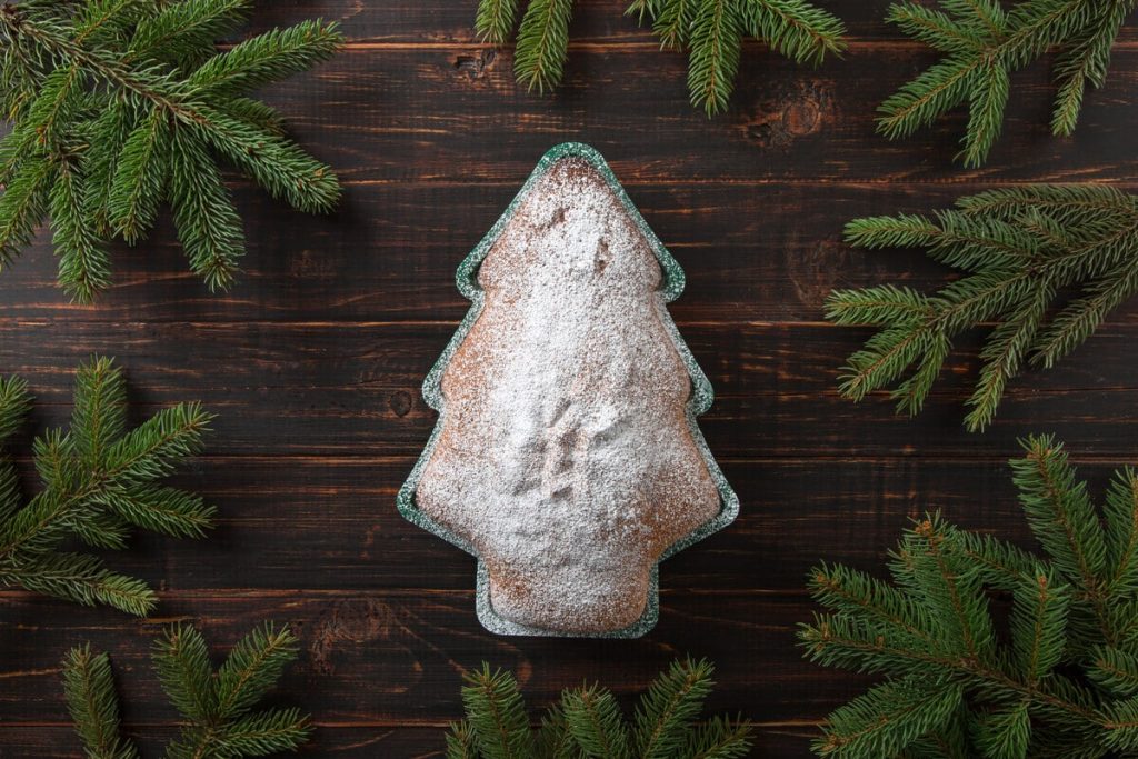 Tanne Weihnachtskuchen aus Rührteig mit Puderzucker