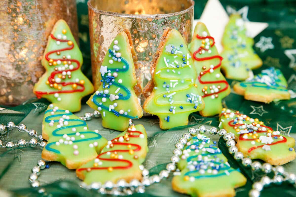 Tannenbaum Plätzchen mit Zuckerglasur und Streuseln