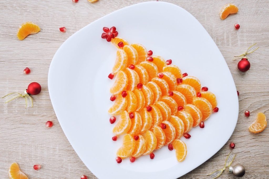Tannenbaum Weihnachtsdessert aus Mandarinen und Granatapfelkernen