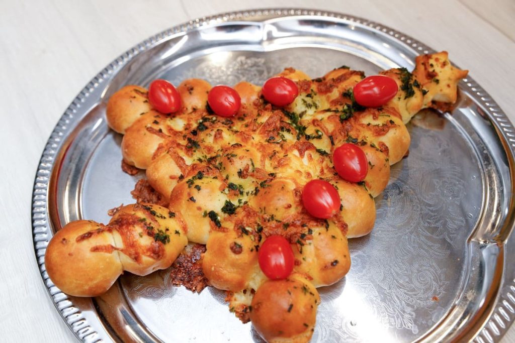 Tannenbaum aus Pizzabrötchen mit Käse und Petersilie zum Zupfen