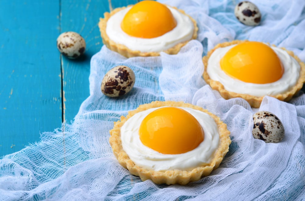 Tartelettes Spiegelei mit Pfirsichen als Ostergebäck