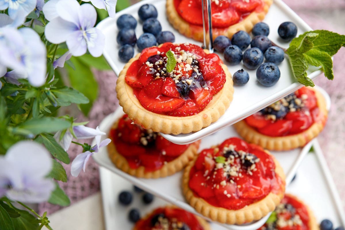 Tarteletts aus Mürbeteig mit Erdbeeren und Heidelbeeren