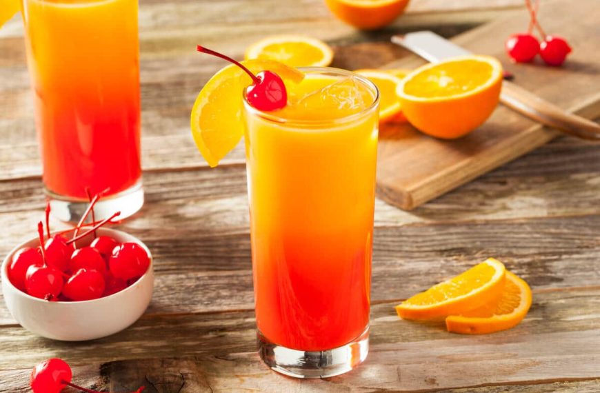 Tequila Sunrise Cocktail mit Orangensaft und Grenadine Sirup