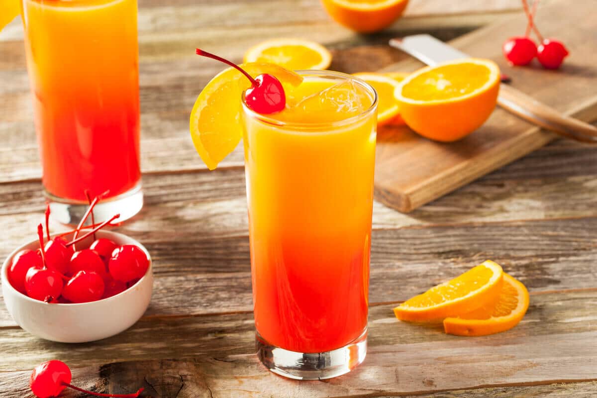 Tequila Sunrise Cocktail mit Orangensaft und Grenadine Sirup