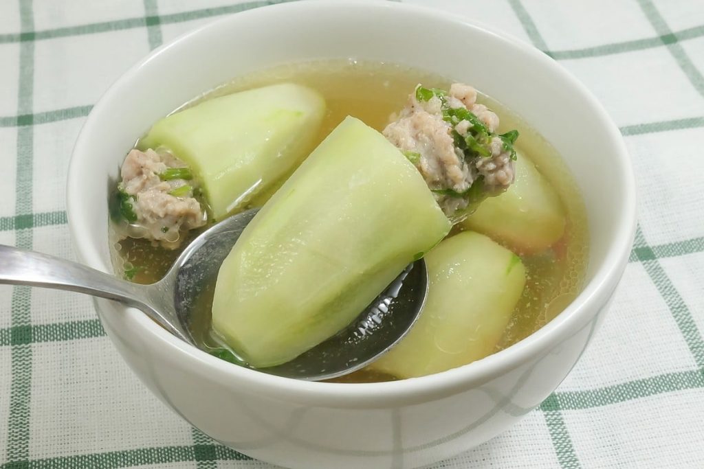 Thailändische Gemüsesuppe mit gefüllten Gurken