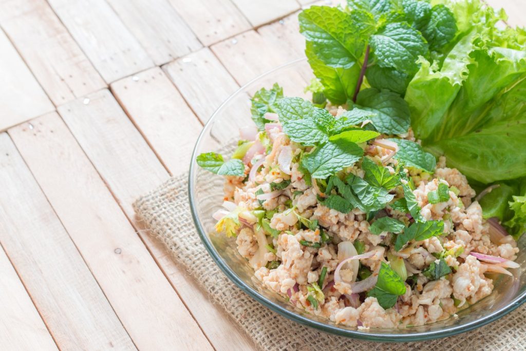 Thailändischer Salat mit Hähnchenhackfleisch und Zitronengras