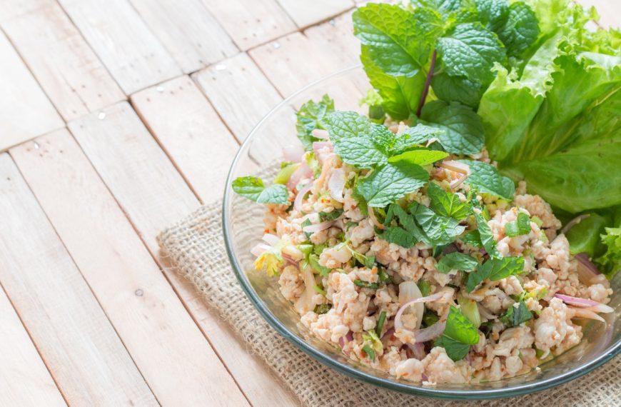 Thailändischer Salat mit Hähnchenhackfleisch und Zitronengras