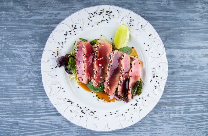 Thunfisch Tataki mit Sojasauce, Sesam und Ingwer