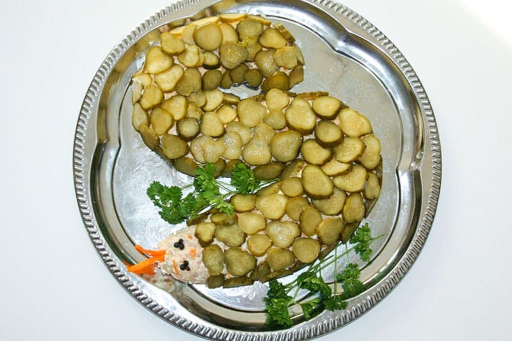 Thunfischsalat Schlange mit Salzgurken