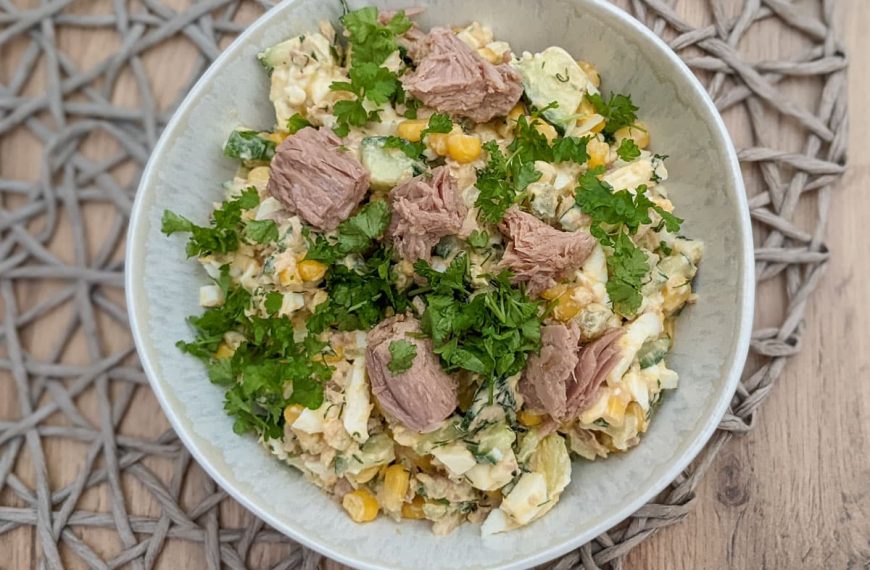 Thunfischsalat mit Eiern, Gurken und Mais