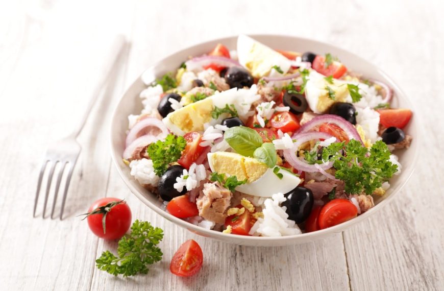 Thunfischsalat mit Reis, Tomaten und Eiern
