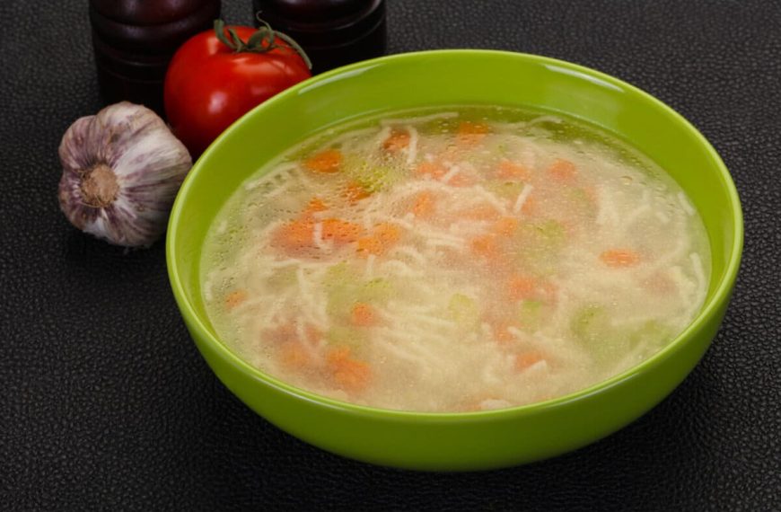 Thunfischsuppe mit Nudeln, Karotten und Sellerie
