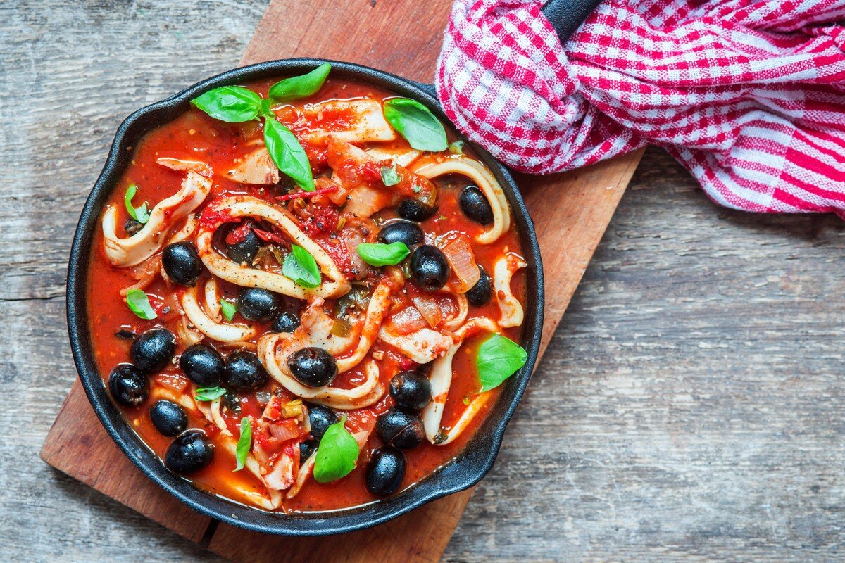 Tintenfisch in pikanter Tomatensauce mit Chili und Oliven