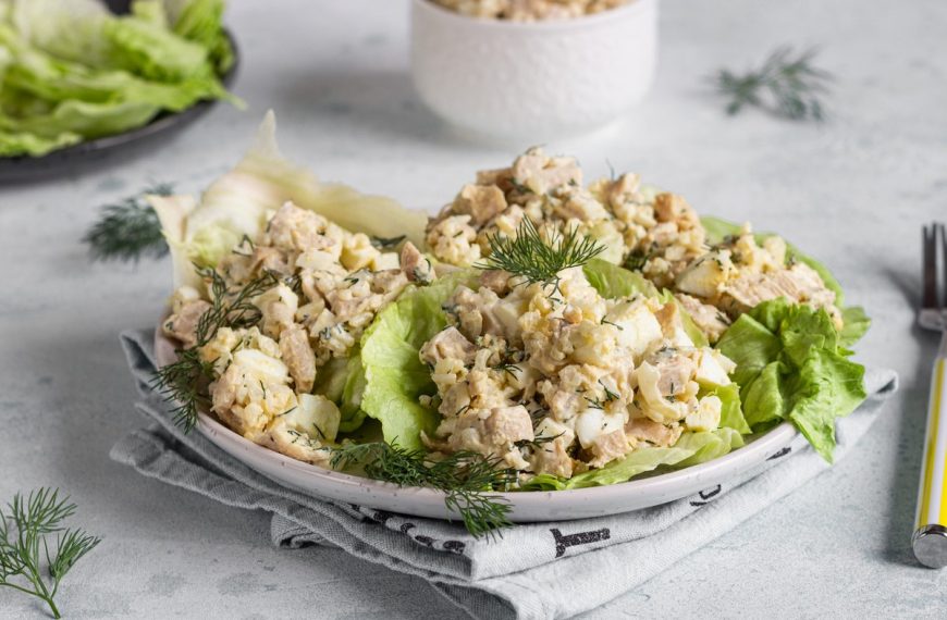 Tintenfischsalat mit Reis, Zwiebeln, Eiern und Kräutern