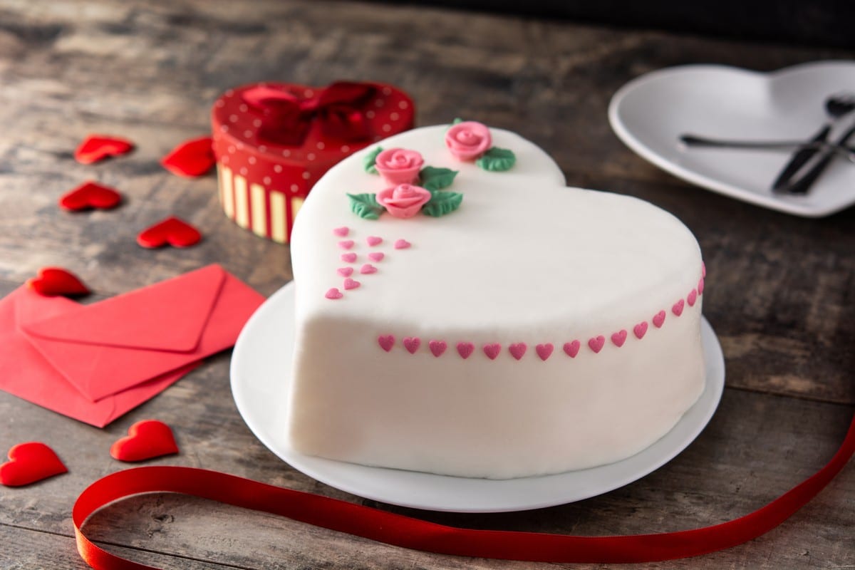 Tipps für Anfänger beim Eindecken der Torten mit Fondant|Eindecken-der-Torten-mit-Fondant|Zuckerfondant-richtig-ausrollen|Tipps-fuer-die-Arbeit-mit-Fondant|Fondantmotive-mit-Lebensmittelfarbe-verzieren|Welche-Art-von-Creme-ist-fondanttauglich