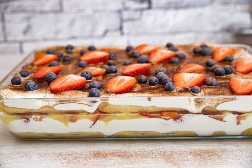 Tiramisu Dessert mit Mascarpone, Erdbeeren und Löffelbiskuits