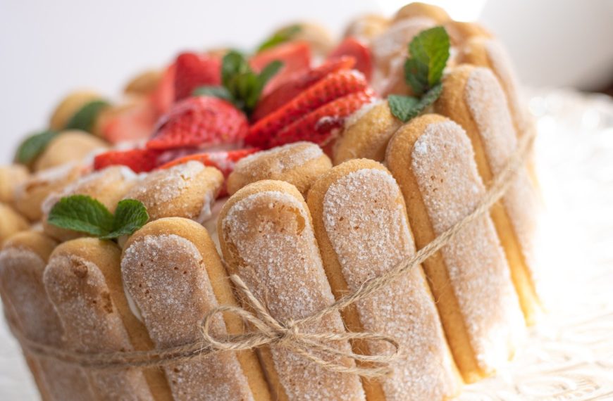 Tiramisu Torte ohne Backen mit Mascarpone und Erdbeeren