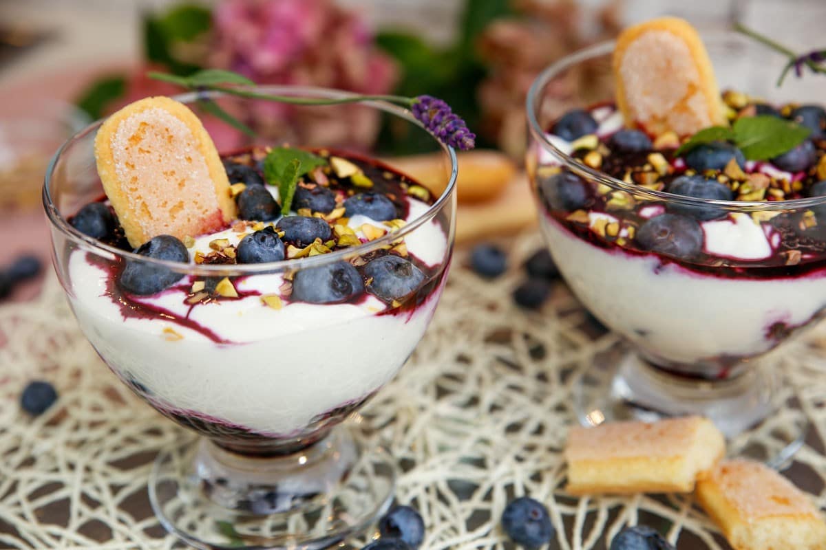 Tiramisu im Glas mit Heidelbeeren, Quark und Löffelbiskuits