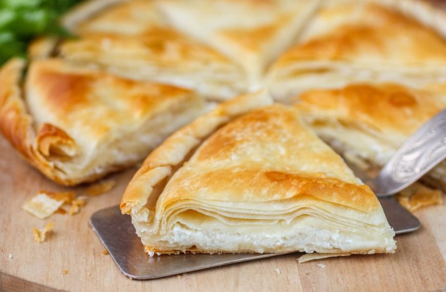 Tiropitakia Griechischer Kuchen mit Feta und Filoteig