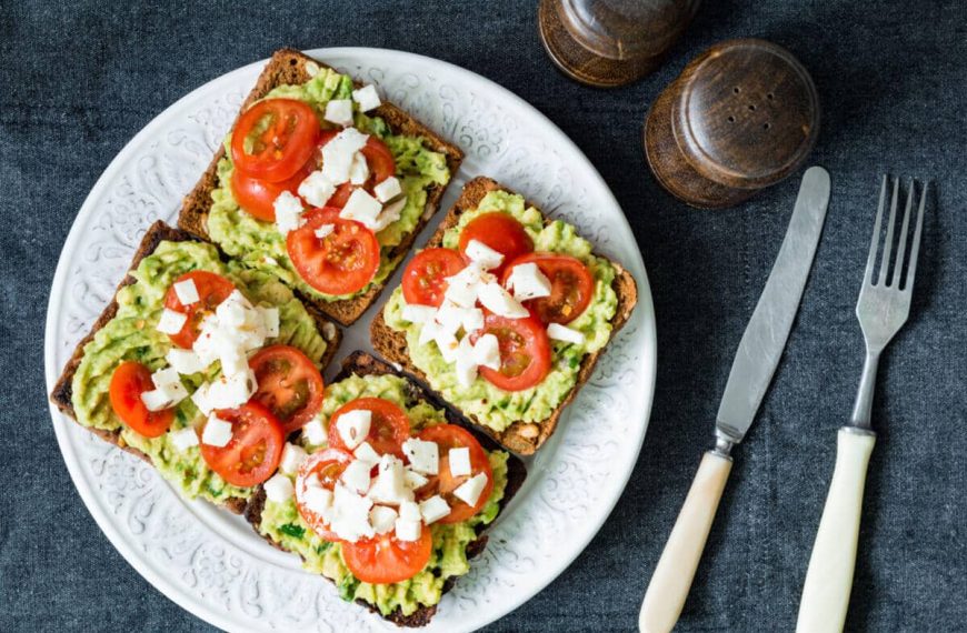 Toast mit Avocado, Tomate und Feta – Tolle Frühstücksidee