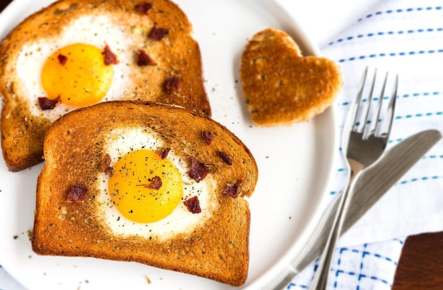 Toast mit Ei zum Frühstück mit Chili