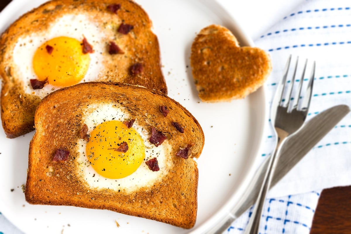 Toast mit Ei zum Frühstück mit Chili