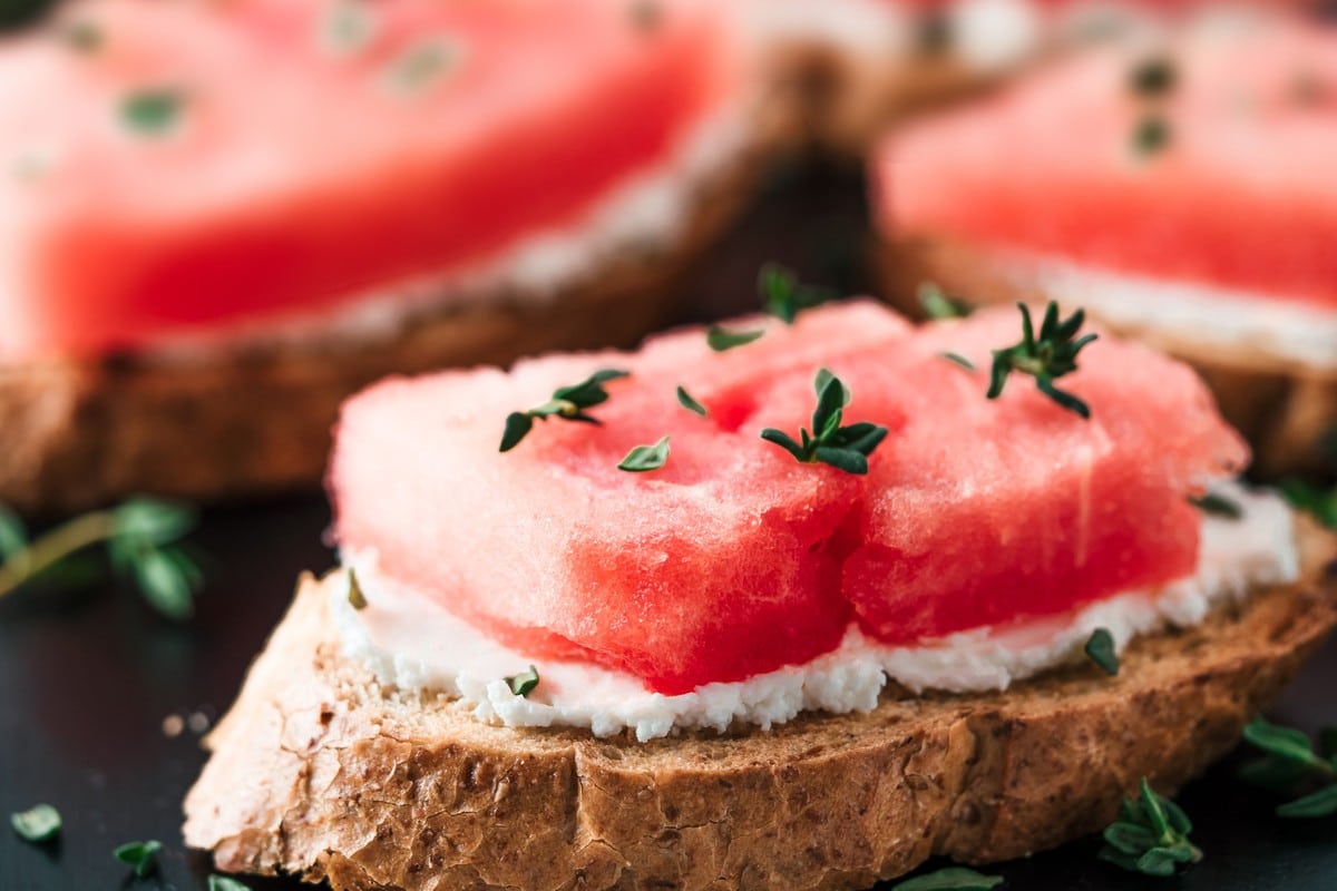 Toast mit Frischkäse und Wassermelone - Gesundes Frühstück im Sommer