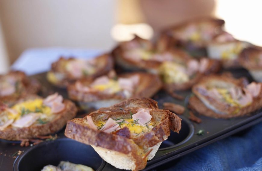 Toastmuffins mit Eiern und Schinken zum Frühstück