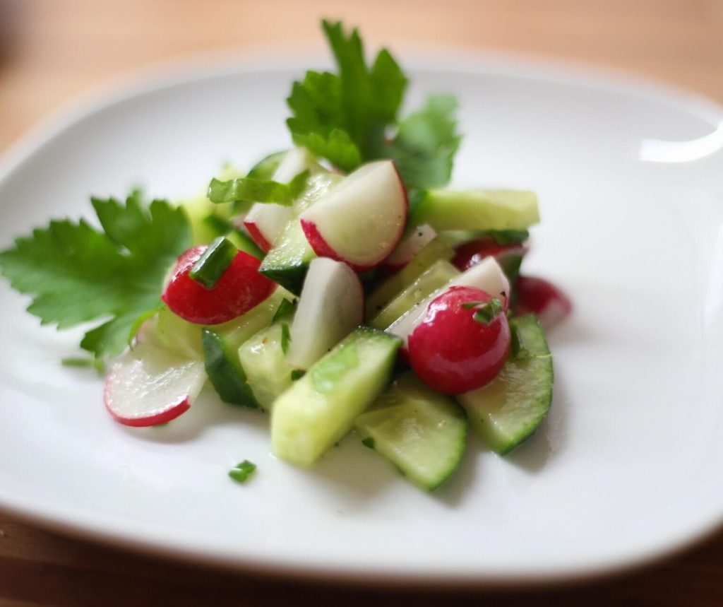 Toller Sommersalat mit Gurken und Radieschen