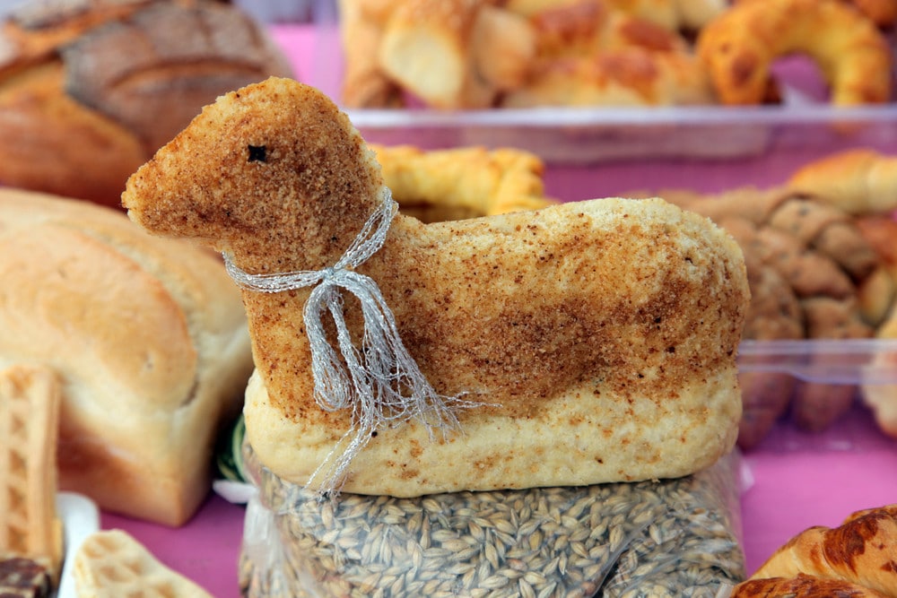 Tolles Osterlamm Gebäck mit Zitronensaft und Puderzucker