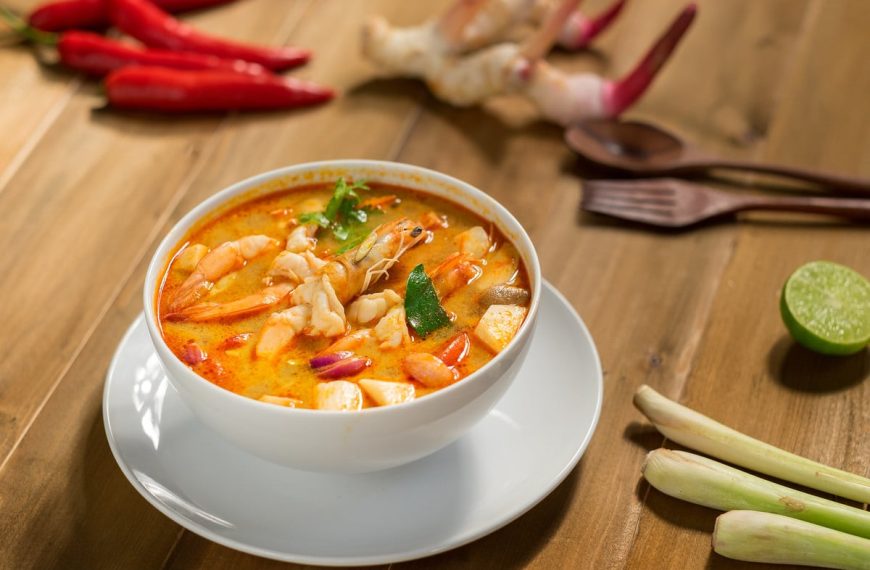 Tom Yam Suppe mit Garnelen und Pilzen – Scharfe Thailändische…