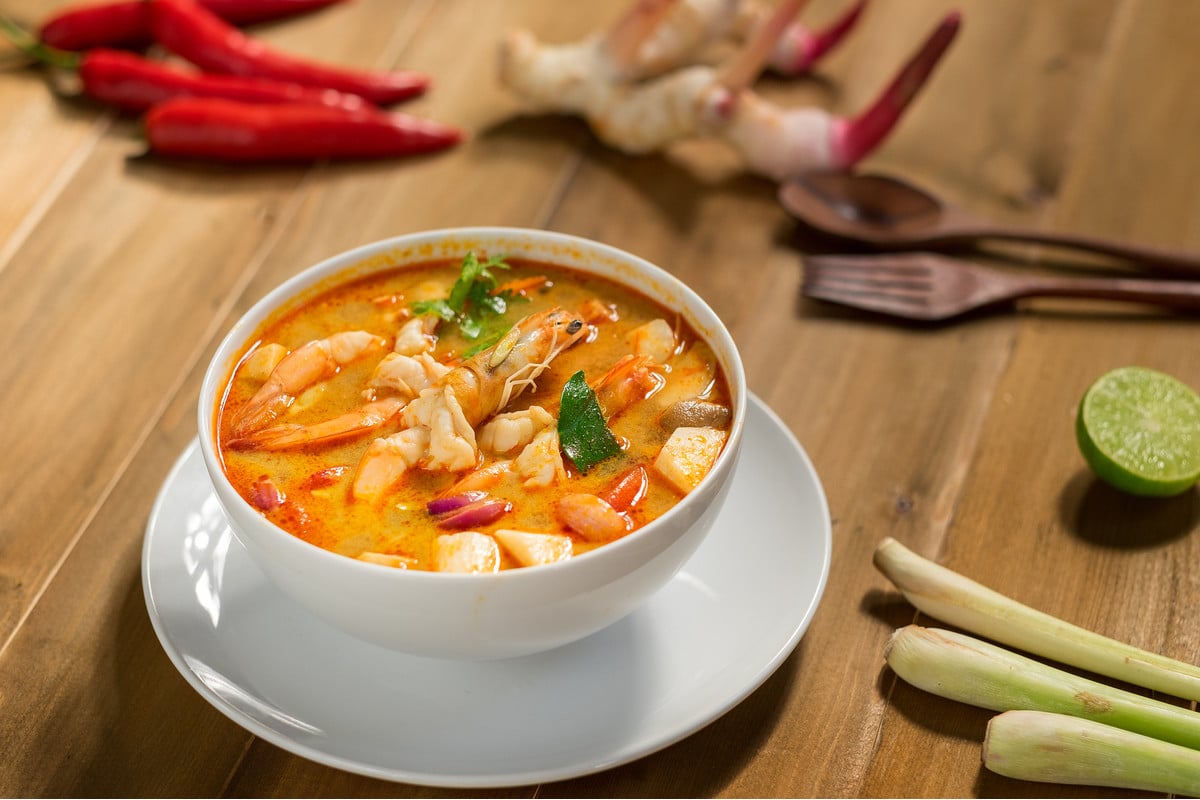 Tom Yam Suppe mit Garnelen und Pilzen - Scharfe Thailändische Suppe