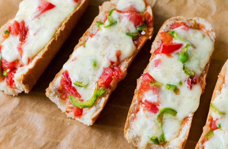 Tomaten Baguette mit Käse überbacken