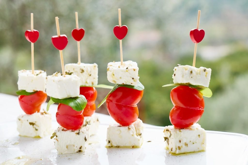 Tomaten Feta Canapes mit Basilikum und Oregano