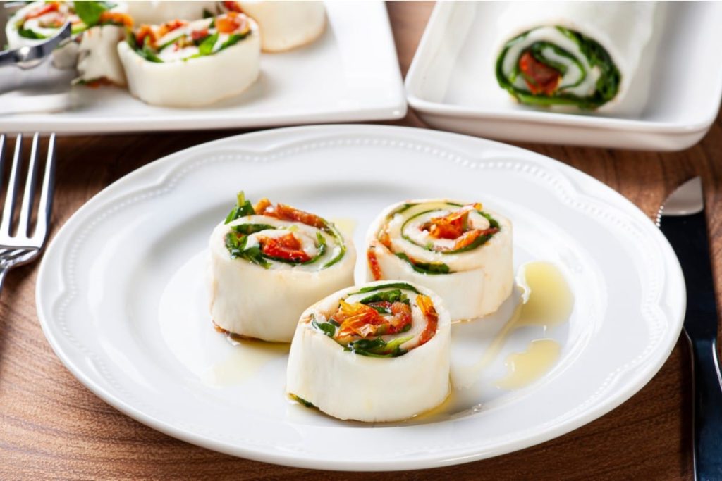 Tomaten Mozzarella Snack aus getrockneten Tomaten mit Rucola
