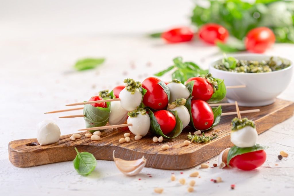 Tomaten Mozzarella mit Bärlauchpesto und Basilikum