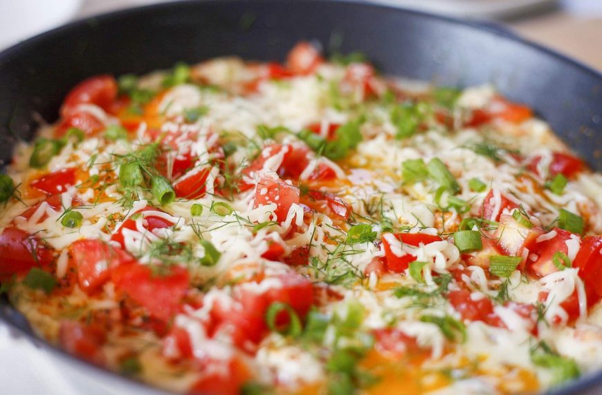 Tomaten Omelett mit Mozzarella zum Frühstück