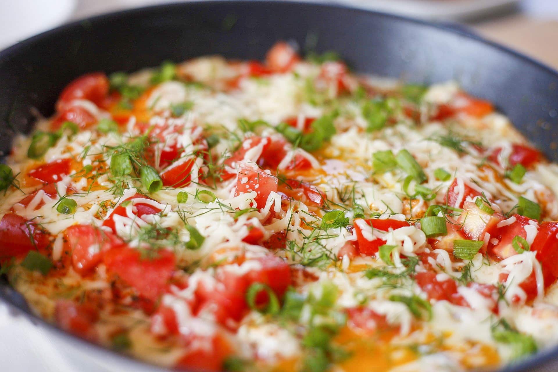 Tomaten Omelett mit Mozzarella zum Frühstück
