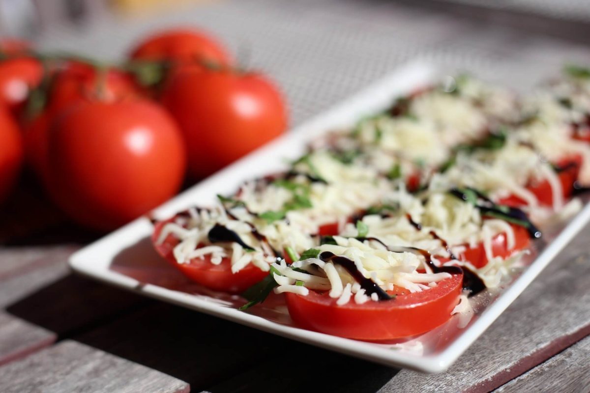 Tomaten mit geriebenem Mozzarella und Balsamico