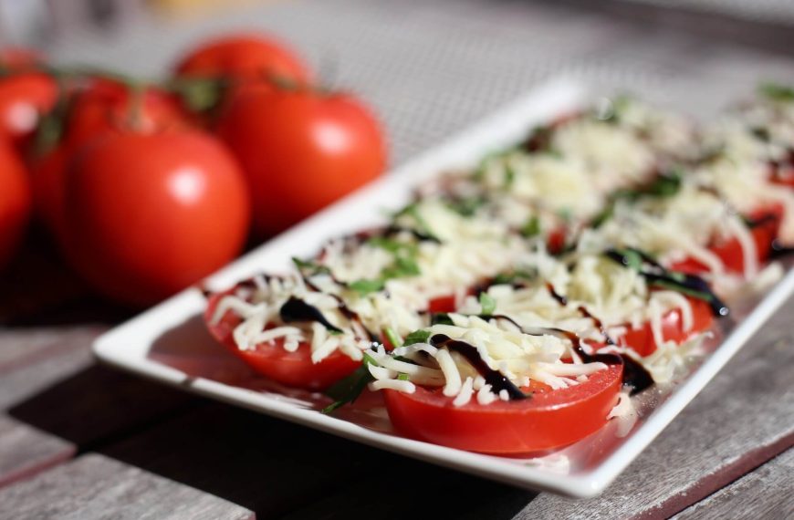 Tomaten mit geriebenem Mozzarella und Balsamico