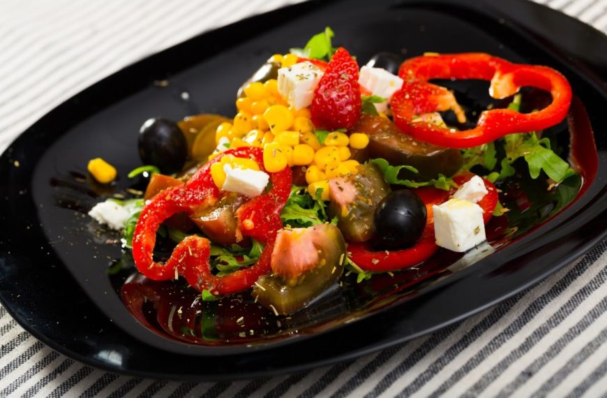 Tomatensalat mit Feta, Paprika und Mais