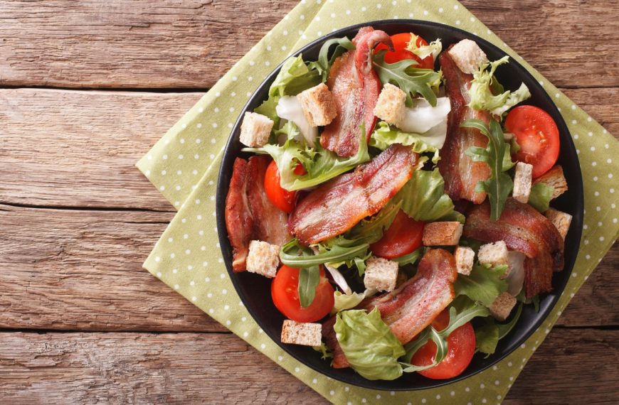 Tomatensalat mit angebratenem Speck und Blattsalat