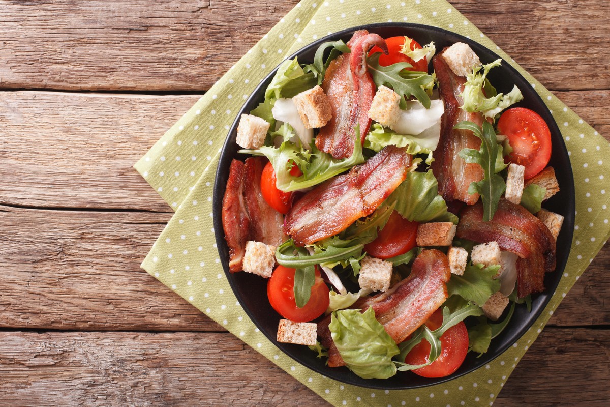 Tomatensalat mit angebratenem Speck und Blattsalat