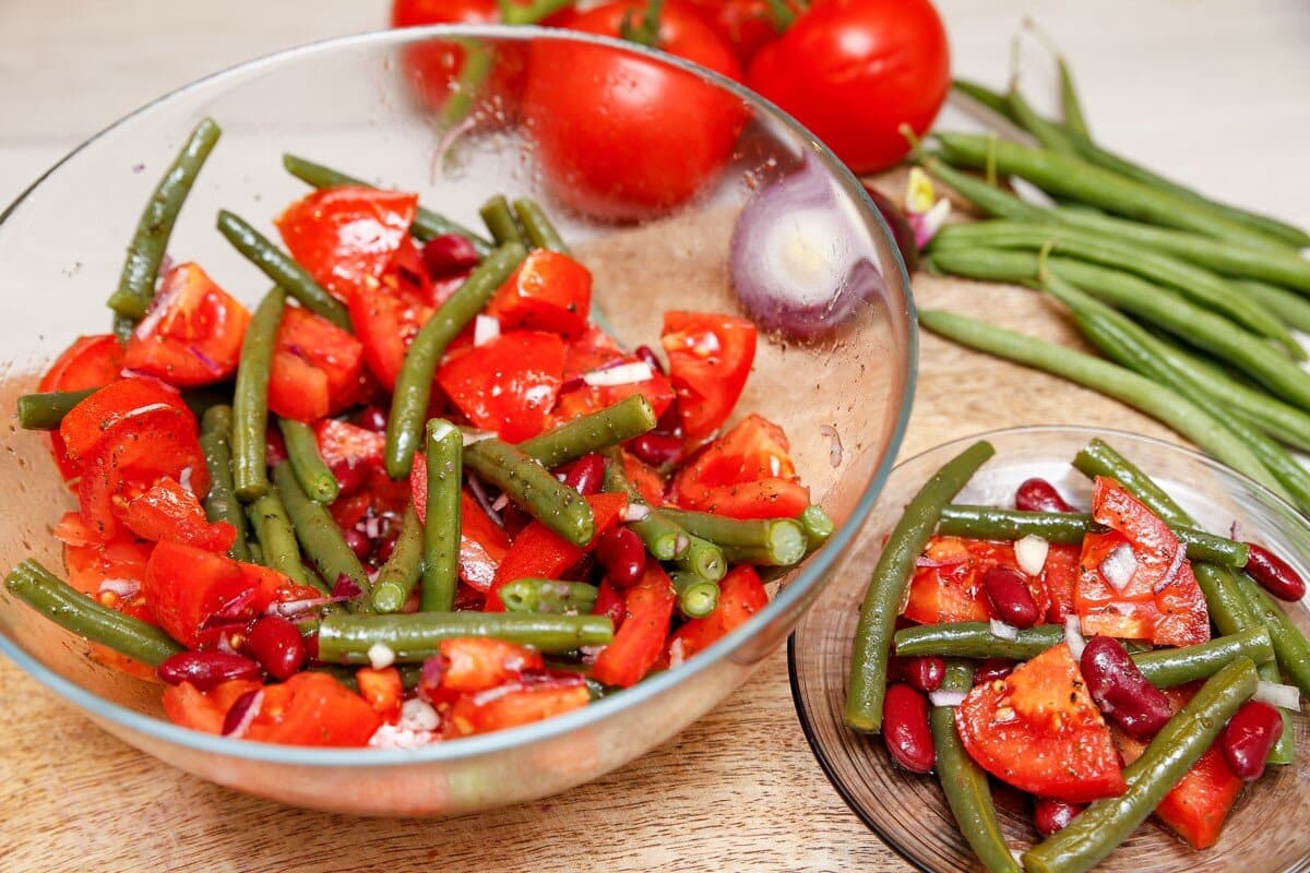 Tomatensalat mit grünen Bohnen und Essig Öl Dressing