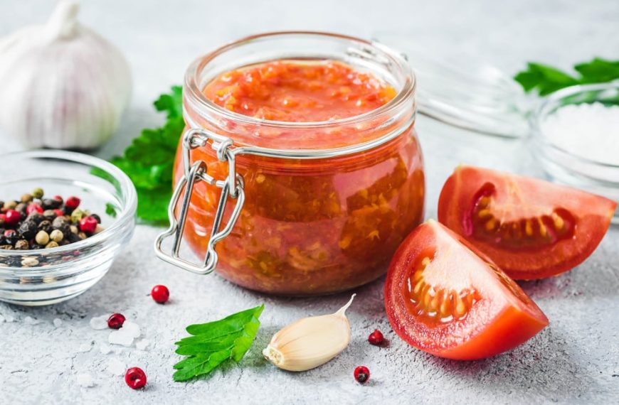 Tomatensauce für Grillfleisch mit Knoblauch und Basilikum