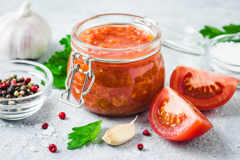 Tomatensauce für Grillfleisch mit Knoblauch und Basilikum