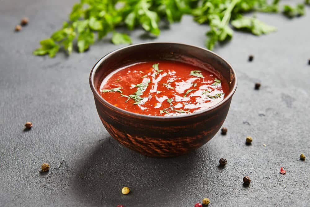 Tomatensauce mit Knoblauch, Kräutern und Senf