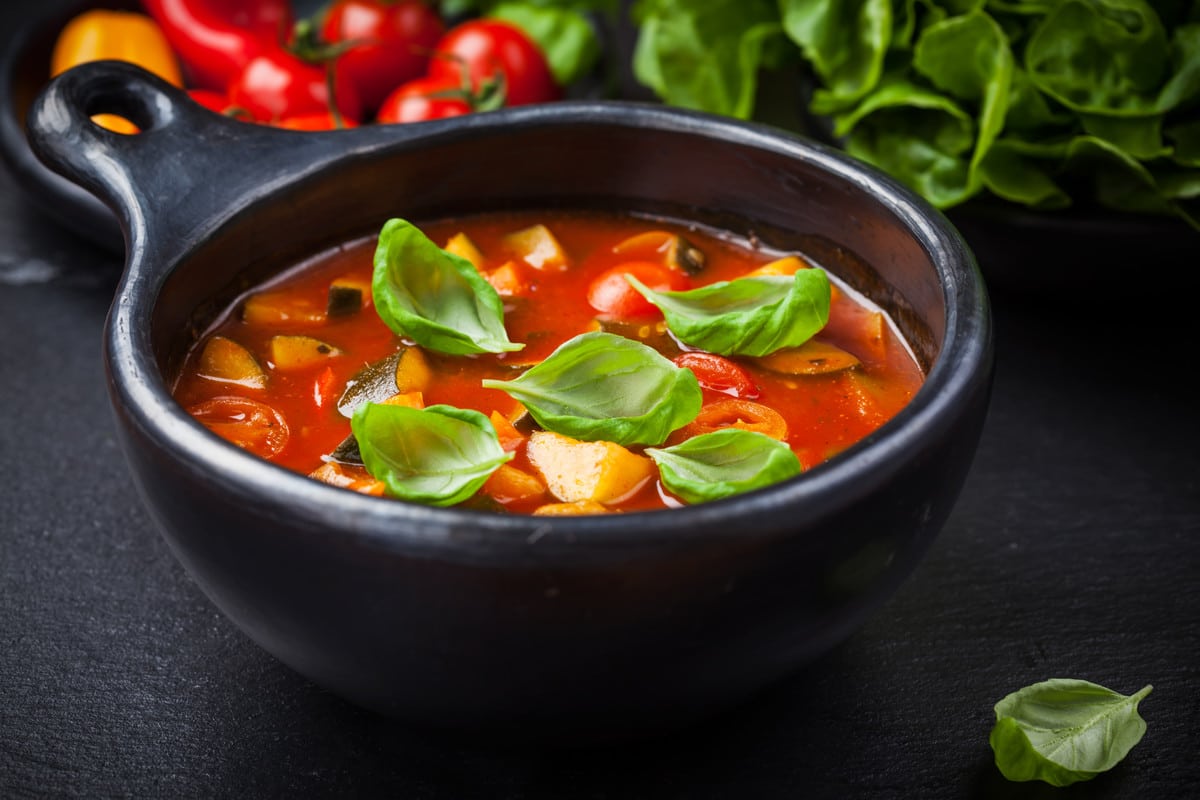 Tomatensuppe mit Zucchini, Gemüsebrühe und frischen Kräutern