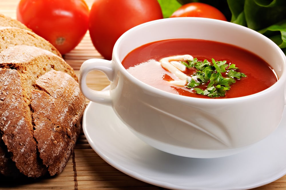 Tomatensuppe mit Zwiebeln und Knoblauch aus dem Ofen