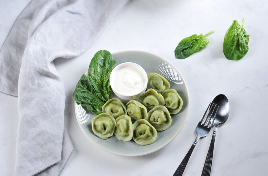 Tortellini mit Spinatteig und Hackfleischfüllung